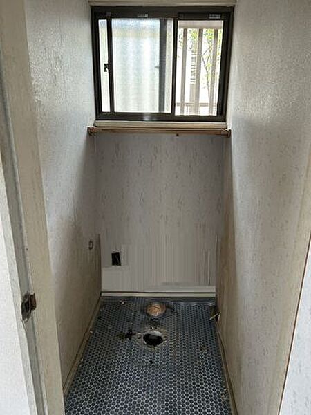 【リフォーム中　9/19撮影】トイレは新品の便器・便座に交換して、床・天井・壁クロスは張り替えています。
