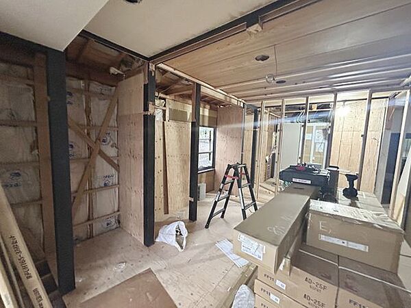 【リフォーム中　9/19撮影】1階和室は洋室に変更していますので、新たにウォークインクローゼットを新設します。