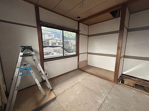 【リフォーム中　9/19撮影】約5.5帖の洋室へリフォームして新たにクローゼットも新設しています。