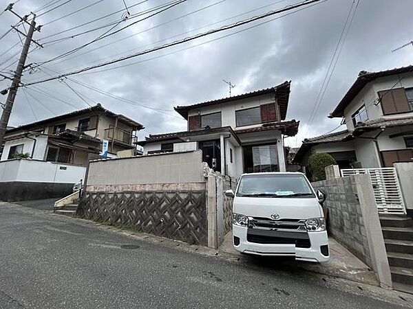 【リフォーム中　9/19撮影】外壁・屋根塗装し、解体した車庫の屋根部分には安全面を考慮しフェンスを設置します。