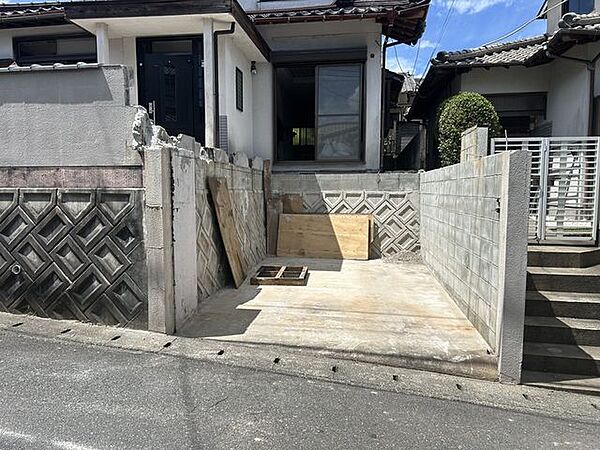 【リフォーム中　9/12撮影】駐車場の屋根は解体しましたので、車高の高いお車も駐車出来る様になりました。