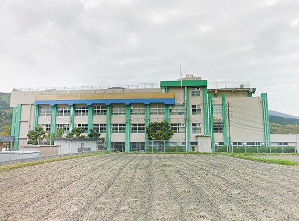 福岡市立早良小学校 早良小学校まで、徒歩11分（約850ｍ）で1キロ圏内でお子様の通学には丁度いい距離ですよ。