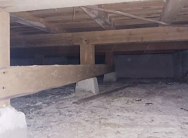 中古住宅の3大リスクである、雨漏り、主要構造部分の欠陥や腐食、給排水管の漏水や故障を2年間保証します。その前提で床下まで確認の上で、シロアリの被害調査と防除工事も行います。