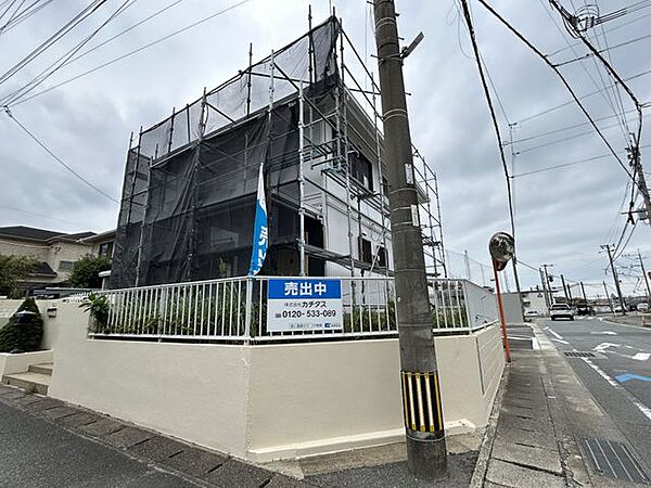【リフォーム中　9/19撮影】外観写真（別アングル）です。外壁全面塗装しています。