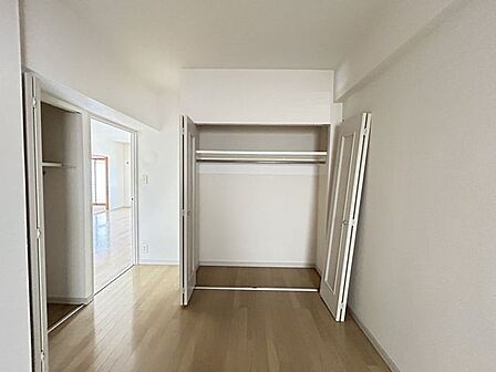 【リフォーム前】洋室約6.5帖　クローゼット枕棚を設置して、クローゼットドアを交換予定です。内部のクロスも張替え予定です。