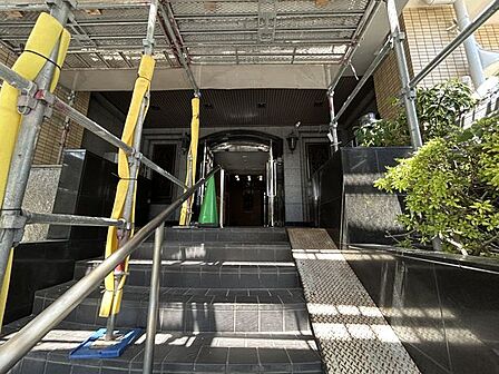 【建物入口】マンションエントランスにつながる階段です。毎日のちょっとした運動にちょうどいいですね。