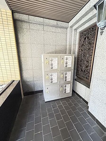 【宅配ボックス】党内の宅配ボックスです。再配達の手間が省けるので便利です。