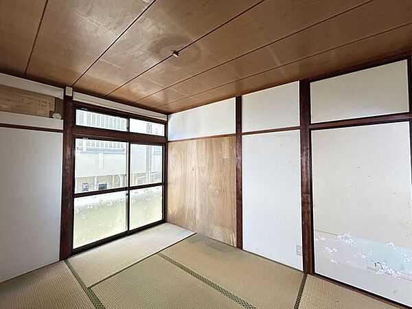 【リフォーム前】正面の壁を抜いてリビングを拡張します。ダイニングと2室を繋いで拡張しますので、家族団らんゆったりと過ごせる空間になります。