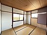 子供部屋：【リフォーム前】2階南側和室約6帖は、使い勝手を考慮して、洋室約6帖へリフォームします。南向きの2面採光で明るい部屋です。
