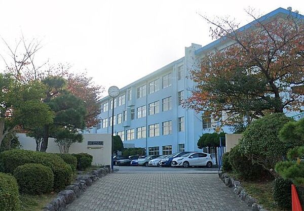 福岡市立金山小学校 金山小学校まで徒歩7分(約550M)です。近いので低学年のお子様の通学も安心ですね。