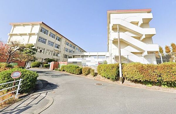 福岡市立梅林中学校 梅林中学校まで徒歩27分(約2100M)です。距離はありますが、毎日歩くことで体力もつきますね。