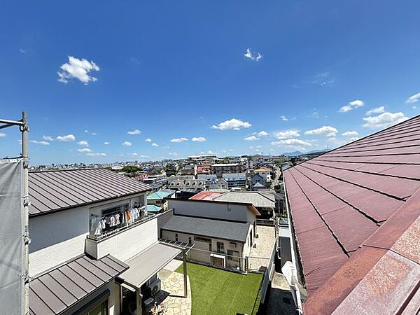 【眺望】北側バルコニーからの眺望です。少し高台になりますので、眺めは良いですよ。