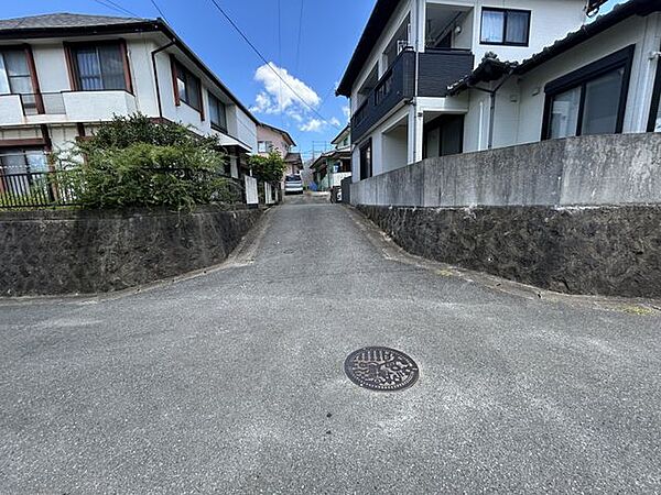 【前面道路】奥右手が該当住宅です。接道は私道（約3.9M）で持ち分1/2です。