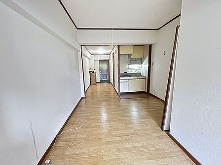 【リフォーム前】ダイニングキッチンです。床・天井・壁クロス張替えして、キッチンの位置を移動予定です。