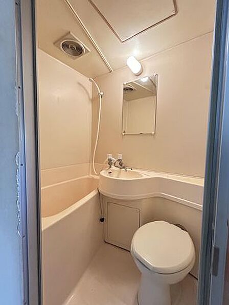 【リフォーム前】現在は、3点ユニットバスですが、トイレは新品に交換して別の場所に設置します。