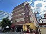 外観：マンション外観写真です。11階建てマンションの3階になります。こちらの写真は、裏手駐車場出入口側のアングル写真です。