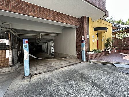 【駐車場】マンション駐車場出入口です。現在空きはありません。随時ご確認ください。