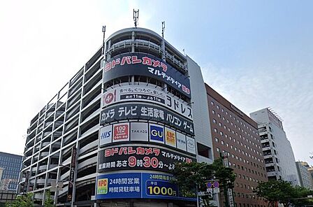 ヨドバシカメラマルチメディア博多様まで徒歩9分(約700M)です。電化製品買い物や飲食店も入っていて便利ですよ。