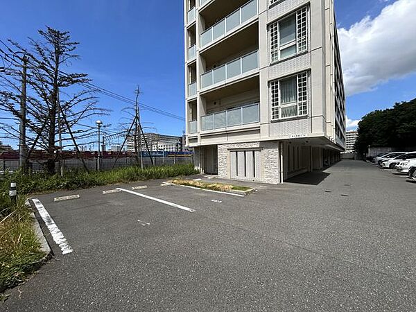 マンション敷地内駐車場です。現在空きあり　7500円/月
