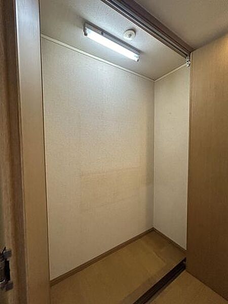 【リフォーム前】リビング通路　収納内部