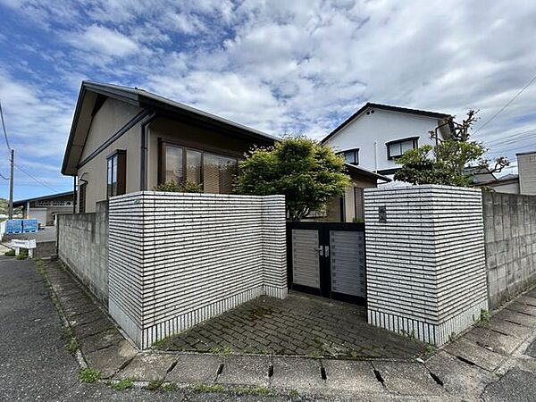 【リフォーム前】外観写真です。住宅は平家建てです。塀の一部と車庫を解体予定です。