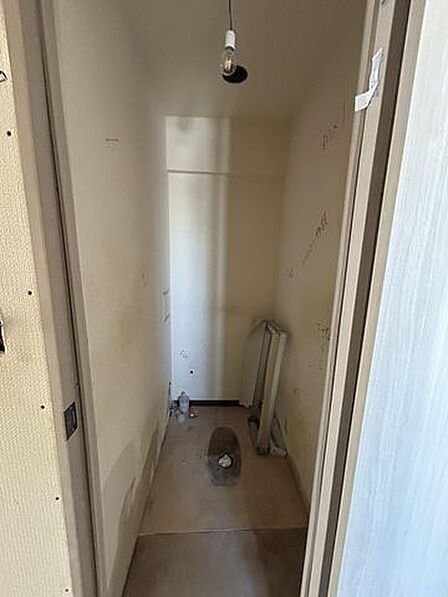 【リフォーム中】トイレも新品を設置して、床・天井・壁クロス張替えします。