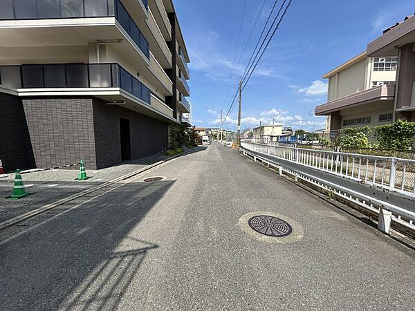 【前面道路】エントランス側の前面道路の様子です。