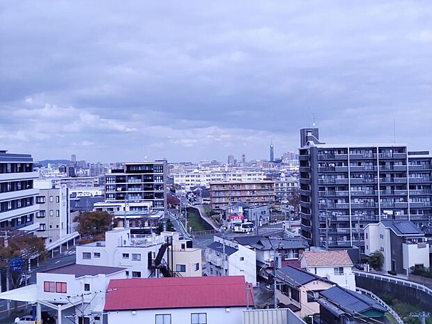 【眺望】こちらは、北側バルコニーからの眺望です。遠くには、福岡タワーも見えて見晴らしは良いです。