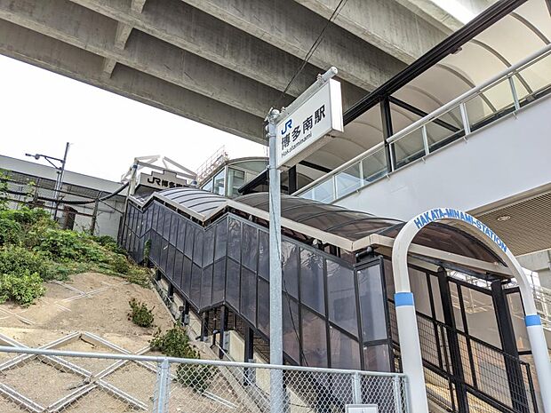 JR博多南線「博多南」駅まで徒歩30分（2400Ｍ）車で約5分です。博多駅まで1駅でアクセスよく、通勤・通学に便利ですよ。