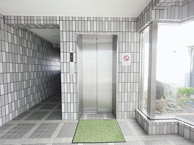 【エレベーター】1階エレベーター入口の様子です。棟内には、1基のエレベーターがあります。きちんと管理され、きれいなエレベーターです。
