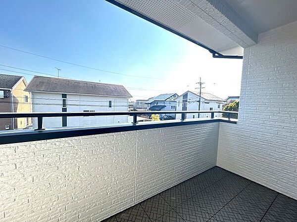 【リフォーム済みベランダ】南向きのベランダです。クリーニングをして心地よく使えるようにしました。洗濯ものを2階に干せるのは嬉しいですね。