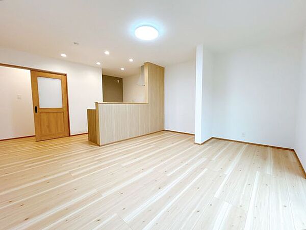 【リフォーム済リビング】　こちらの収納は撤去しリビングの一部となりました。15.5帖のリビングです。