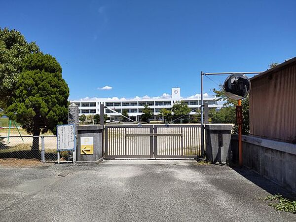 【周辺環境】神埼市立千代田中部小学校まで徒歩14分です。 1100m