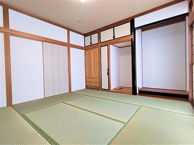 【リフォーム済】1階和室の写真です。畳は表替を行い、壁・天井クロス張り替えました。