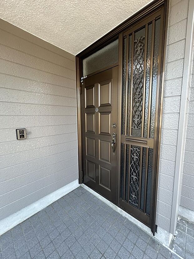 【リフォーム済】玄関ドアは鍵交換を行い、新品のモニターインターホンを設置しました。