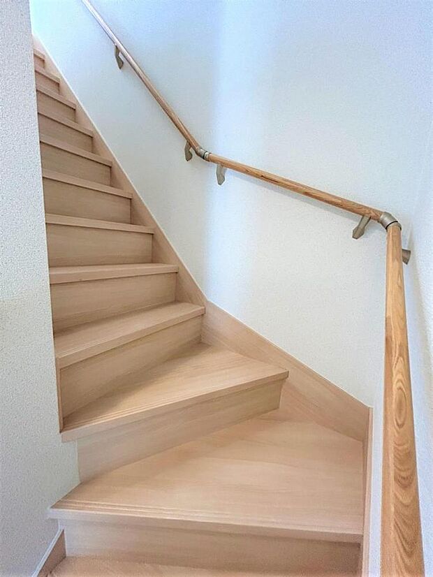 【リフォーム済】階段の写真です。架け替え工事を行い、上りやすく仕上げました。