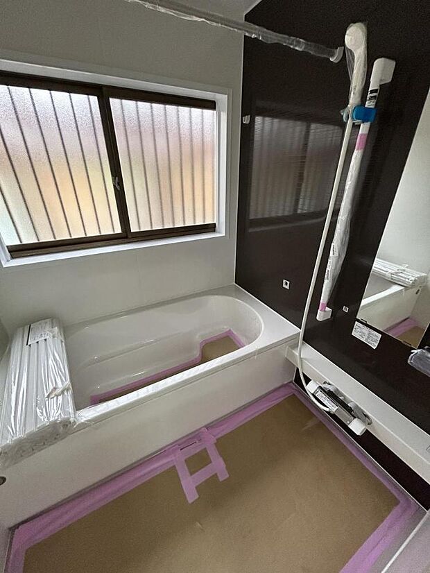 【浴室】浴室はハウステック製の新品のユニットバスに交換します。足を伸ばせる1坪サイズの広々とした浴槽で、1日の疲れをゆっくり癒すことができますよ。