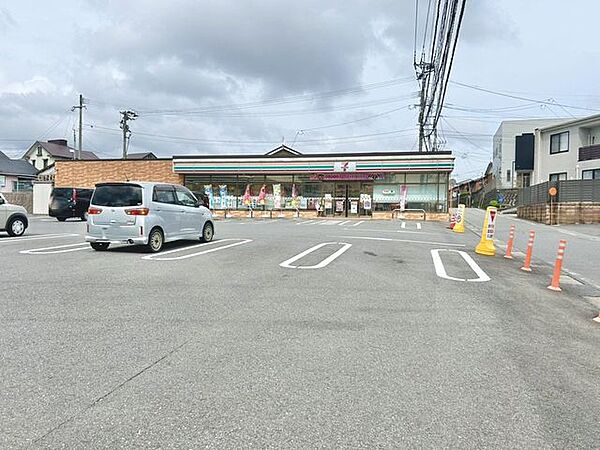 【コンビニ】セブンイレブン諫早平山町店まで約220ｍ（徒歩3分）。
