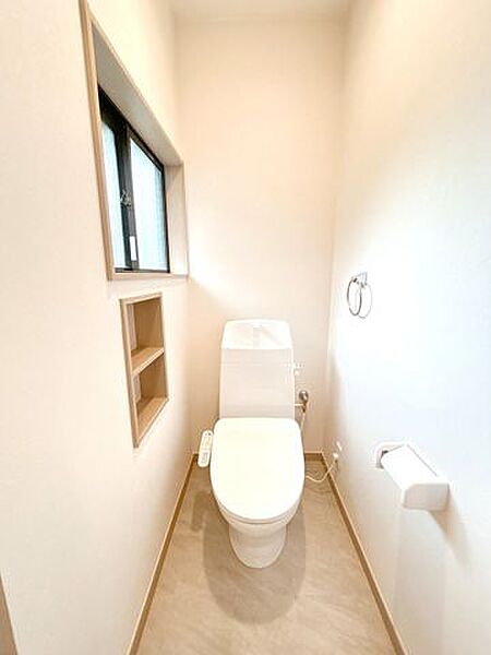 【リフォーム済/即入居可】トイレは新品も新品に交換しました。収納棚があるのも便利ですね。