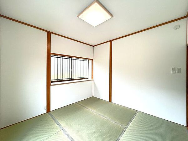 【リフォーム済】南側和室4.5畳の写真です。畳の表替えを行い、井草の匂いがして落ち着ける空間になりました。