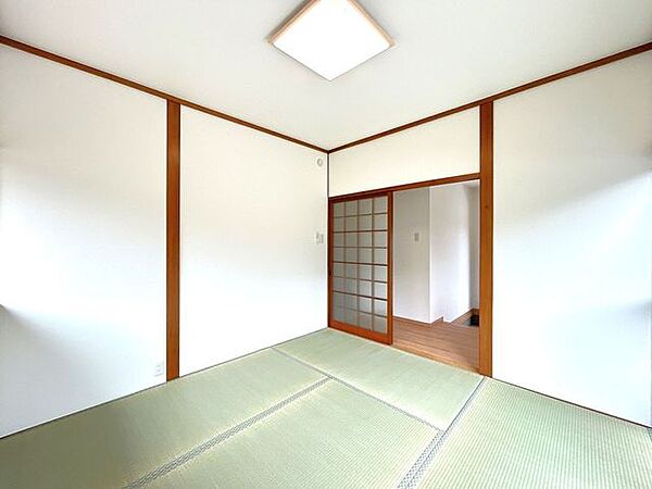 【リフォーム済】南側和室4.5畳別角度写真です。