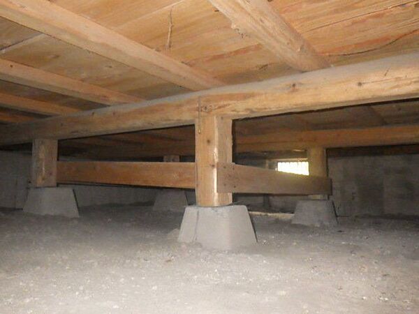 中古住宅の3大リスクである雨漏り、主要構造部分の欠陥や腐食、給排水管の漏水や故障を2年間保証します。その前提で床下までの確認の上でリフォームし、シロアリの被害調査と防除工事も行います。