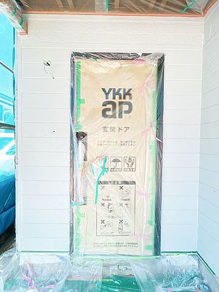【リフォーム中】玄関ドアを新品の開き扉に変更します。