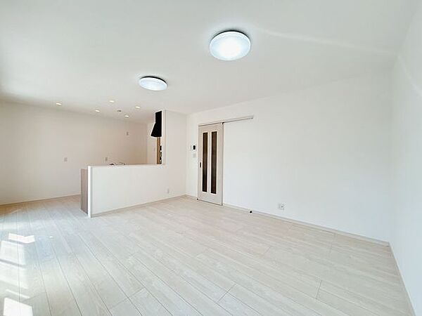 【リフォーム済】1階リビング別角度写真です。日当たりもよく、明るいお部屋に生まれ変わりました。