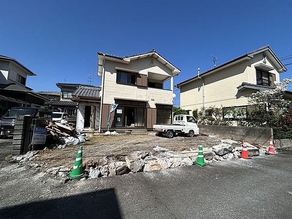 【リフォーム中　4月16日撮影】外観別角度写真です。塀・庭部分を撤去し駐車場の拡張工事を行っています。駐車場は砕石敷を行います。