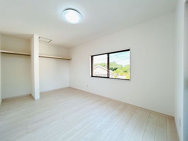 【リフォーム済】2階東側洋室約6帖別角度写真です。オープンクローゼットを新設しました。
