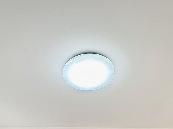 【リフォーム済】各居室の照明器具は新品交換しました。照明器具は設置した状態でお引き渡しを致しますのでお客様が別途ご購入いただく必要はございません。