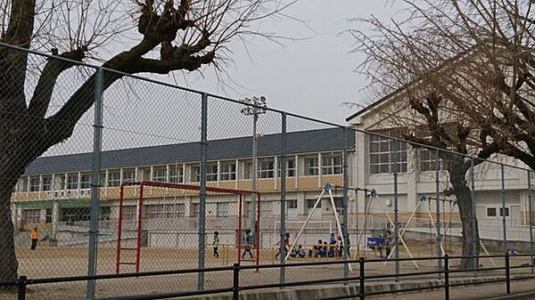 【周辺施設/小学校】高来西小学校まで600ｍ。（徒歩8分）