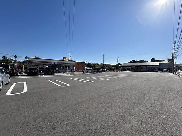 エレナ島原栄町店 【コンビニ】セブンイレブン下川尻町店まで約650m（徒歩8分）。 850m