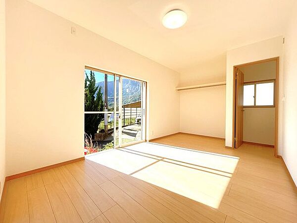 【リフォーム済/即入居可】1階南西側6帖洋室別角度写真です。